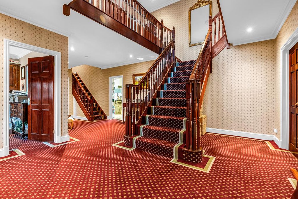 6 bed property for saleWare Park, Ware SG12 photo 4