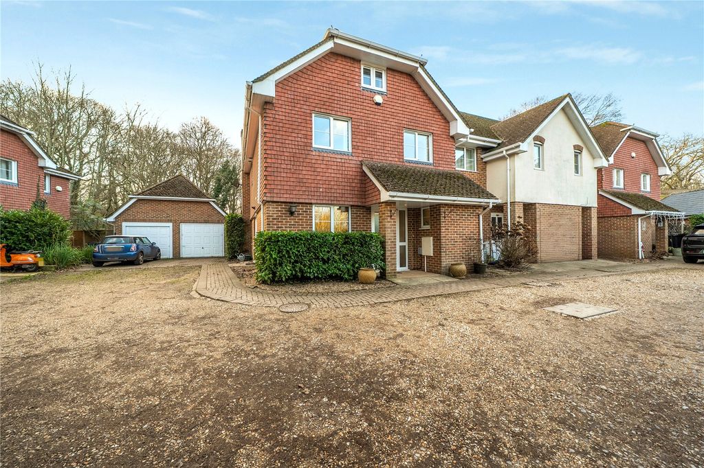 Additional image 25 of 5 bed semi-detached house for saleKingsbridge End, Hook, Hampshire RG27