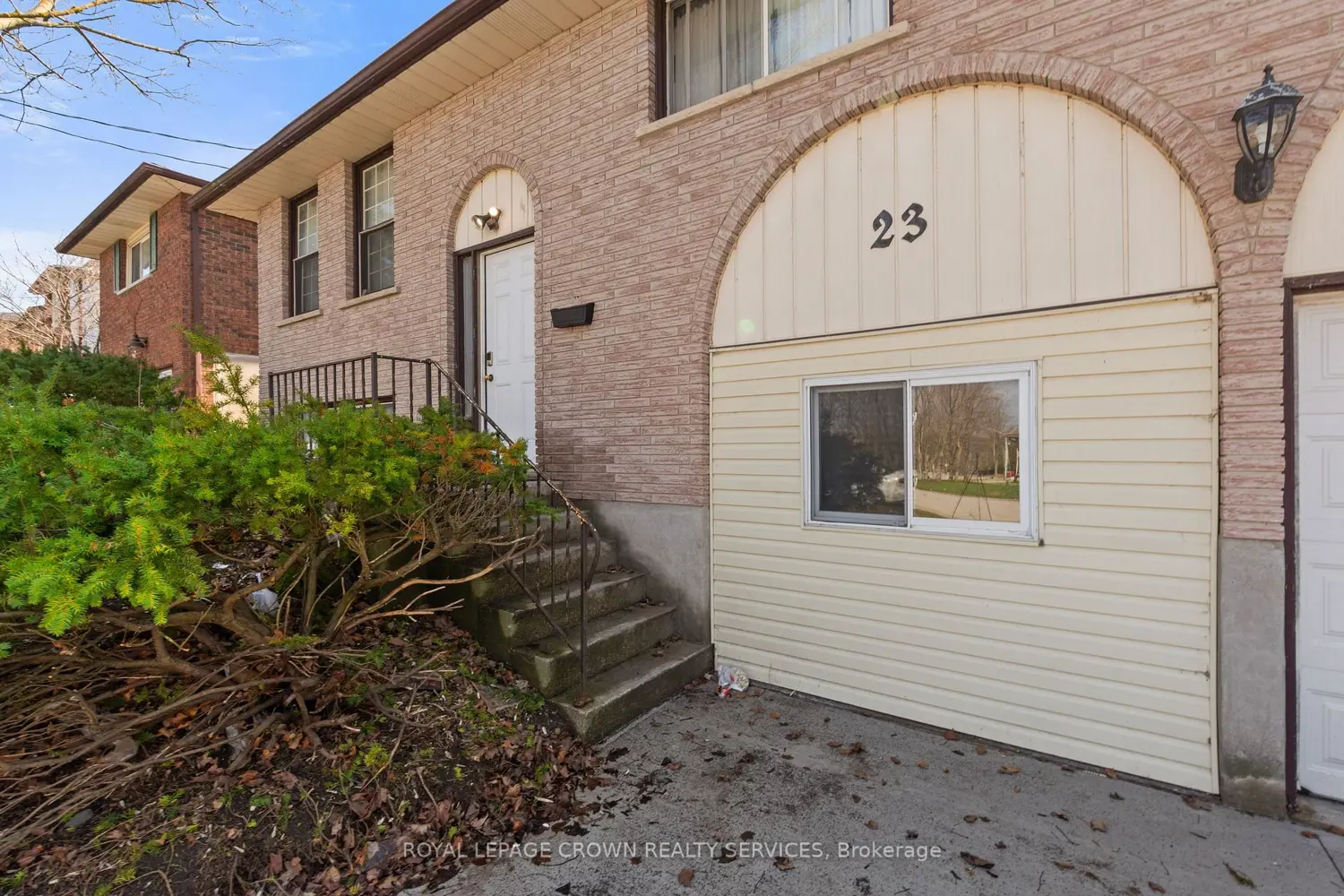 23 Amherst Drive photo 2