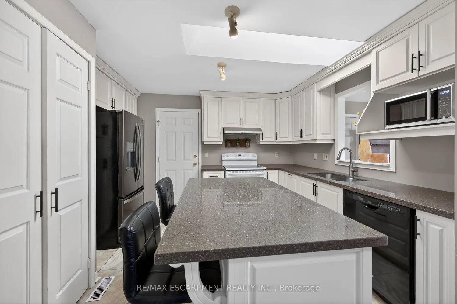 232 Silverbirch Boulevard photo 4