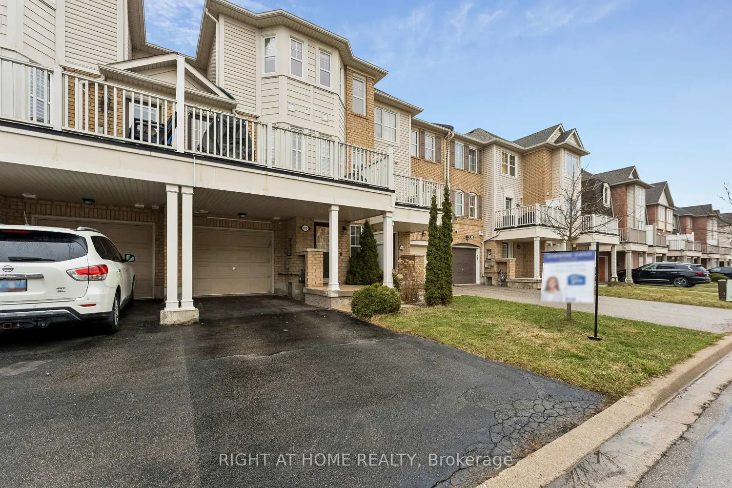 915 Deverell Place photo 2