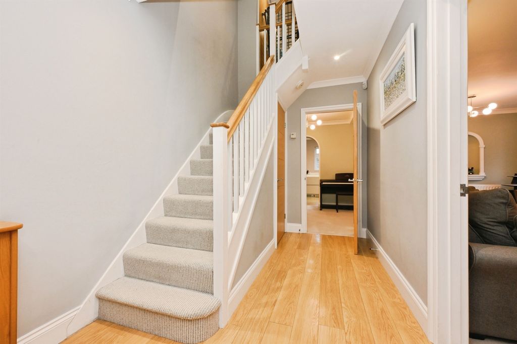 Additional image 2 of 5 bed detached house for saleRoselands Avenue, Hoddesdon EN11