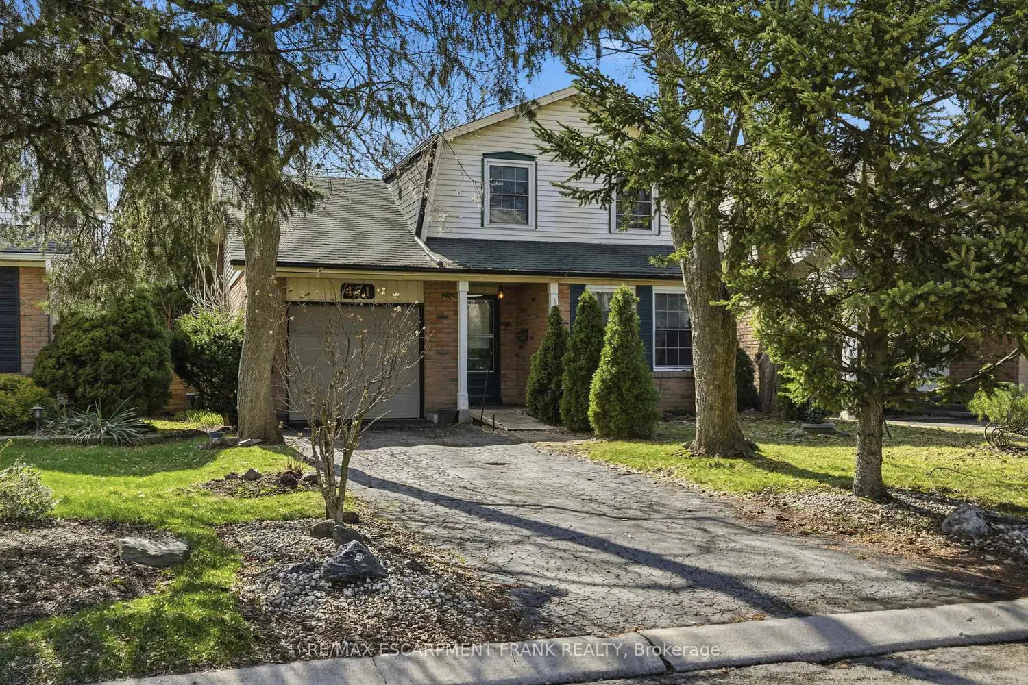 471 Knightsbridge Crescent photo 3