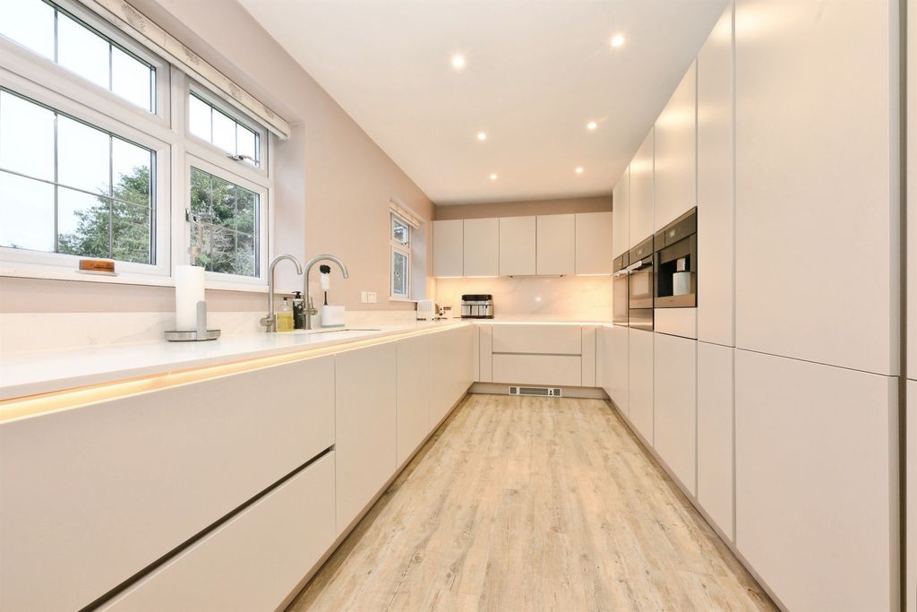 Additional image 8 of 5 bed detached house for saleRoselands Avenue, Hoddesdon EN11