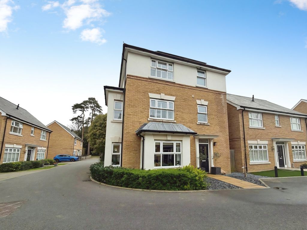 5 bed detached house for saleTimms Close, Horsham, West Sussex RH12