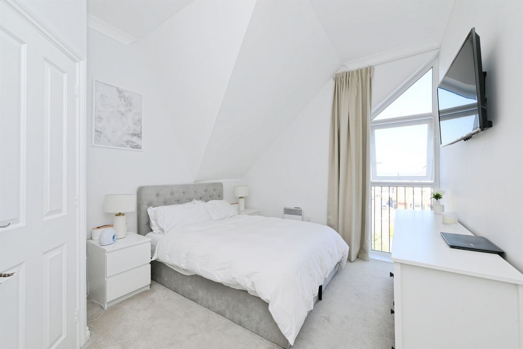 Additional image 8 of 2 bed flat for saleTaverners Way, Hoddesdon EN11
