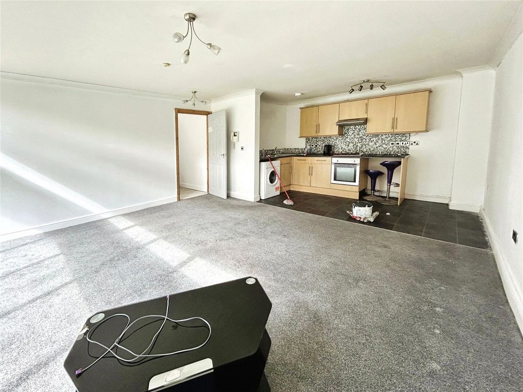 2 bed flat for saleThe Manor House, 68 Moorside Avenue, Crosland Moor, Huddersfield HD4 photo 4
