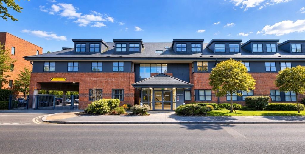 2 bed penthouse for salePenthouse Apartment, Share Of Freehold, 999 Year Lease, Parkgate House, Great North Road, Hatfield AL9