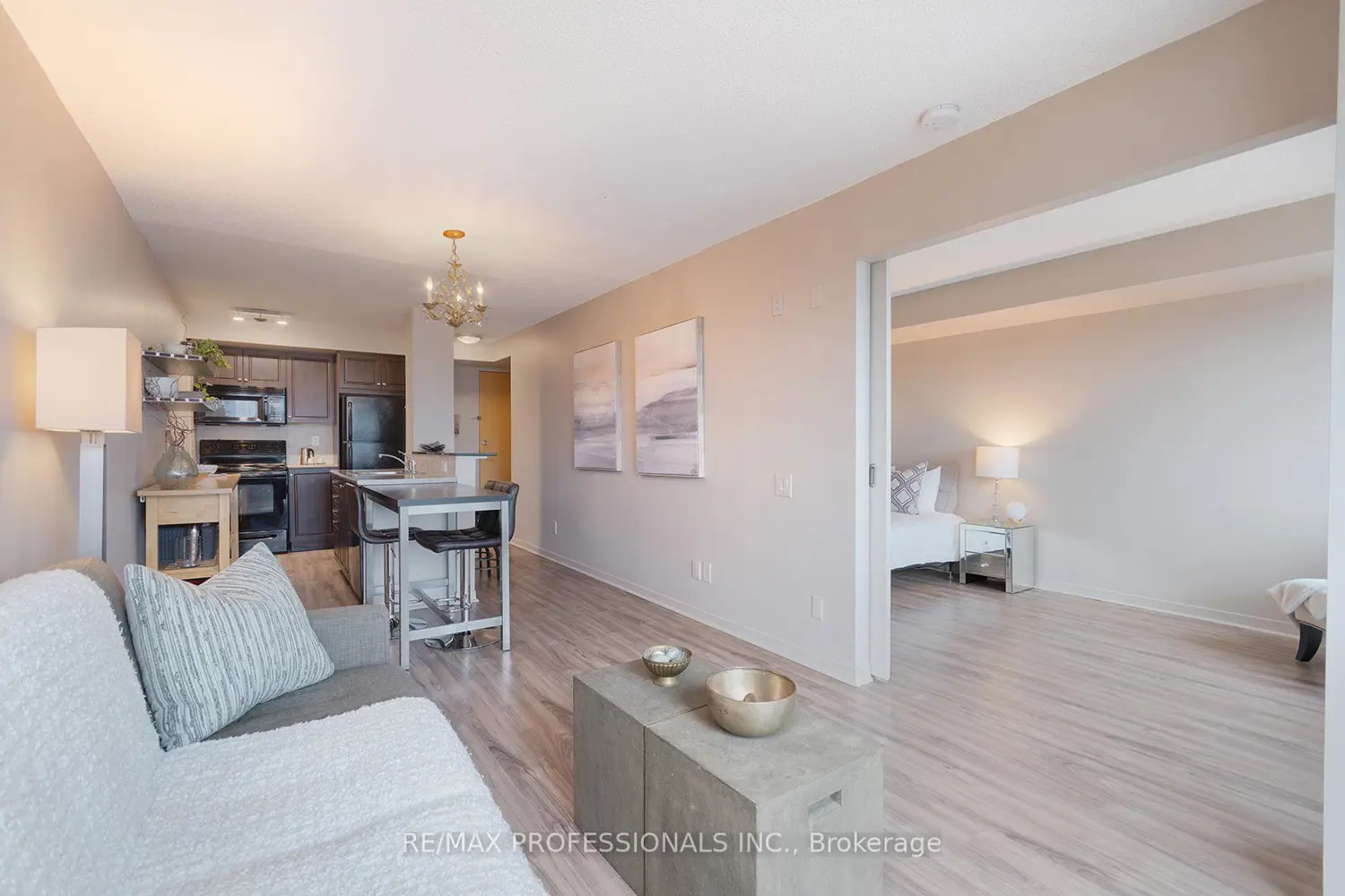 Additional image 6 of 1040 The Queensway 704