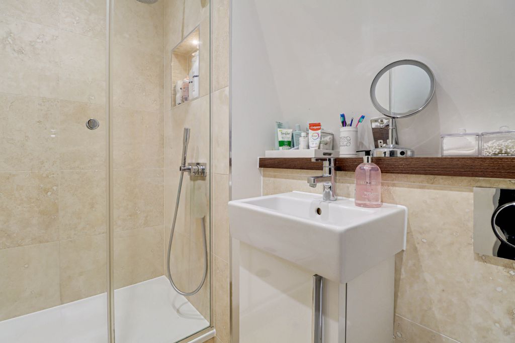 Additional image 9 of 2 bed flat for saleThompsons Close, Harpenden AL5