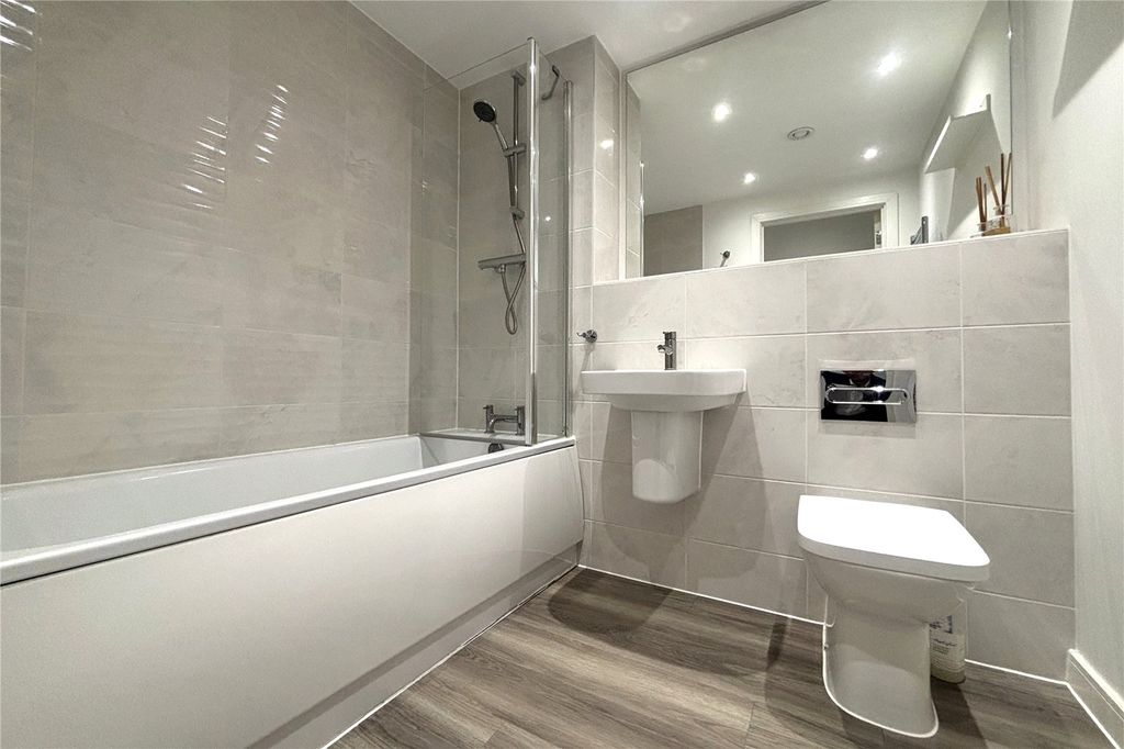 Additional image 4 of 1 bed flat for saleStation Road, Hook, Hampshire RG27