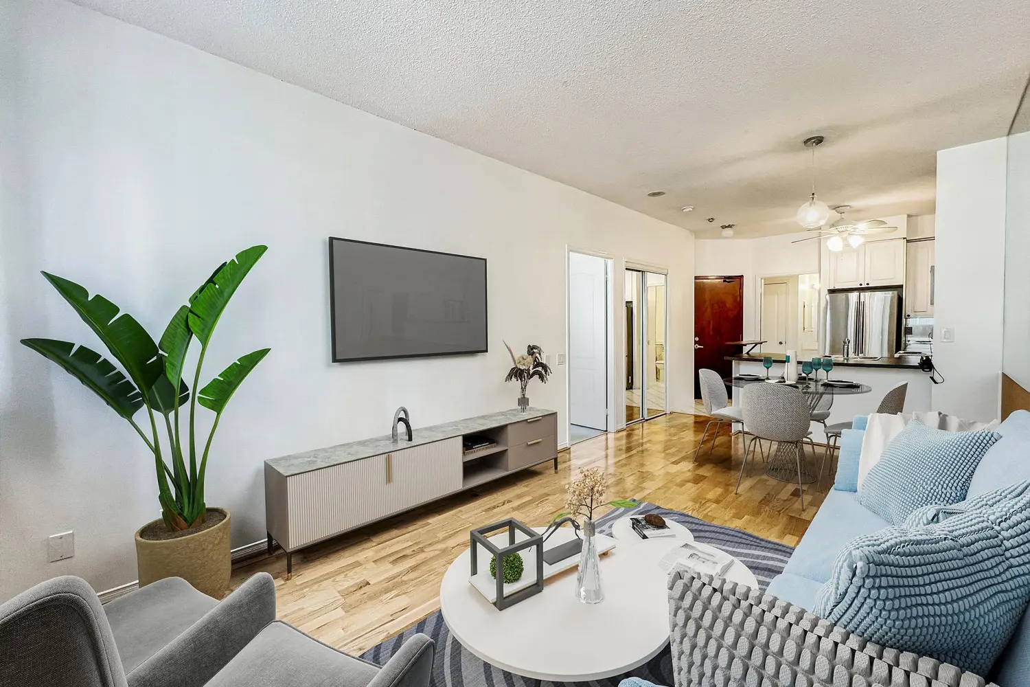 555 Yonge Street 406 photo 2