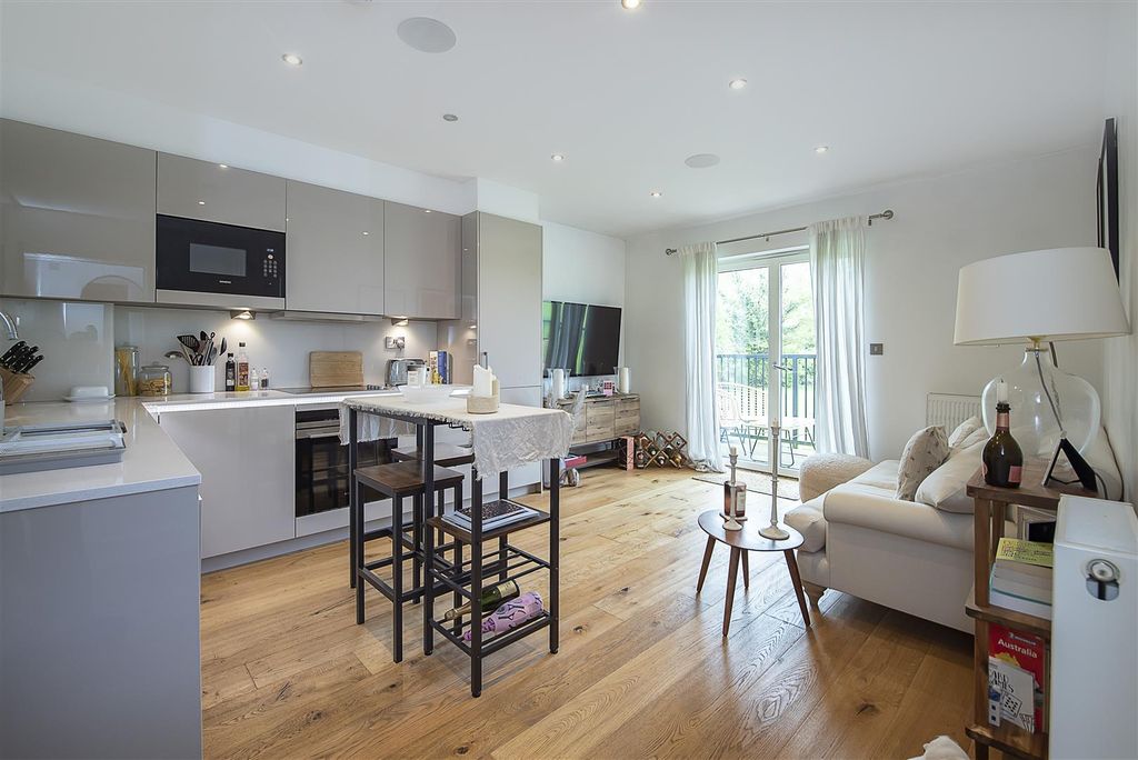 Additional image 2 of 2 bed flat for saleLuton Road, Harpenden AL5