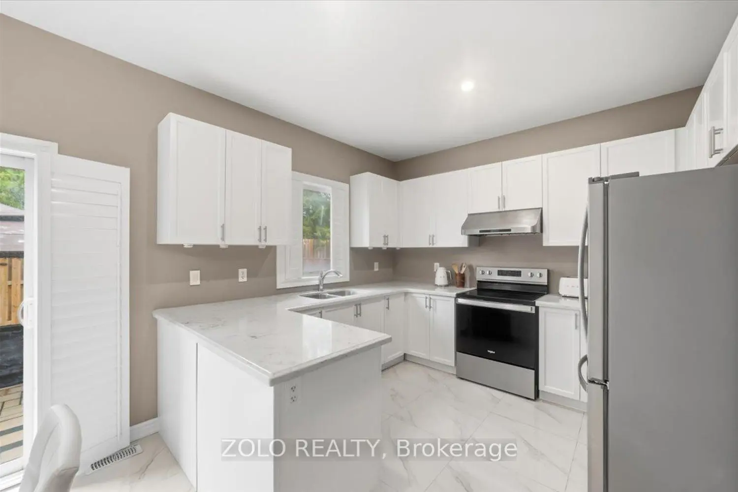 52 Claxton Crescent photo 3