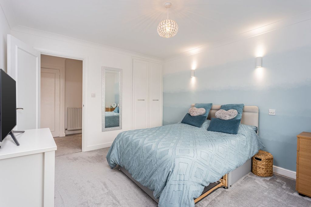 Additional image 5 of 2 bed flat for saleGrovelands, Horley RH6