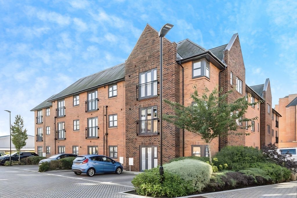 2 bed flat for saleLime Tree House, Carter Court, Hook RG27