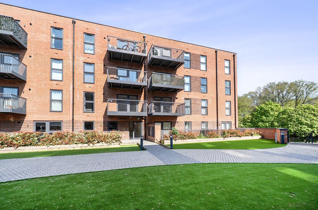 Additional image 8 of 2 bed flat for saleStation Road, Hook, Hampshire RG27