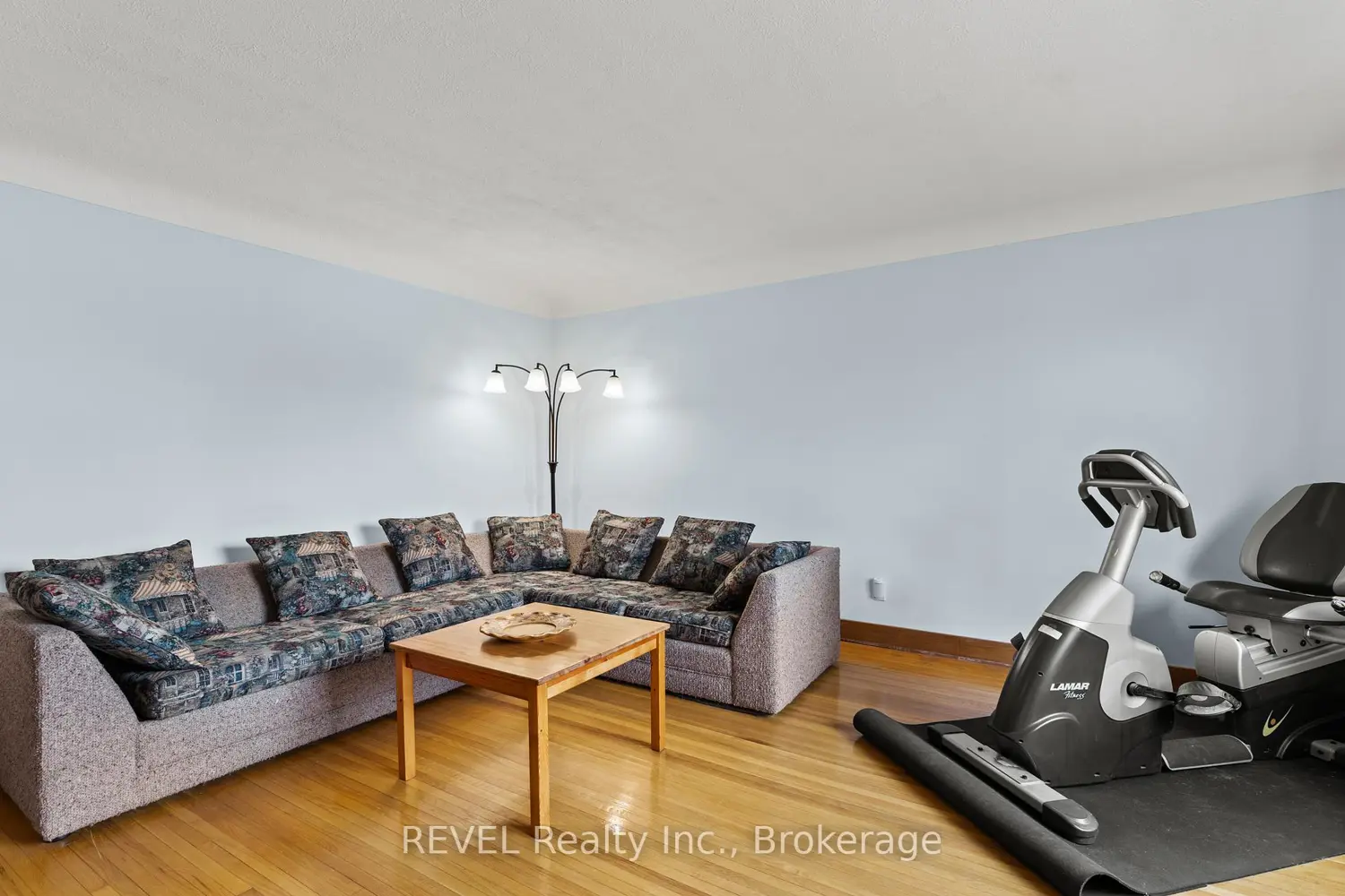32 Thompson Avenue photo 5