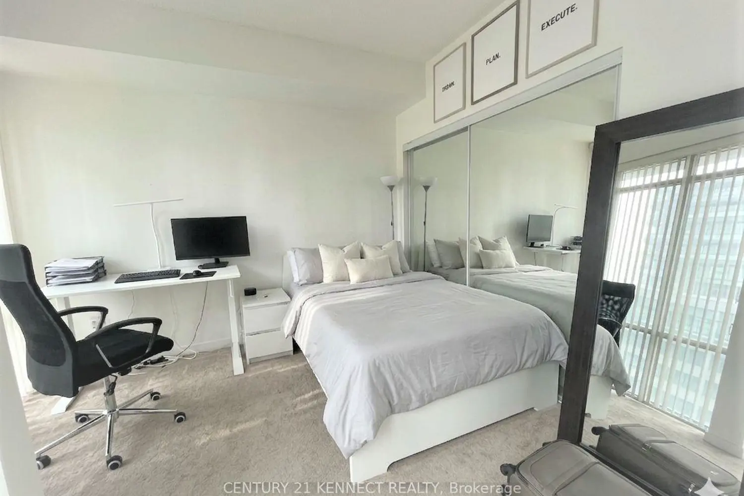 832 Bay Street 608 photo 4