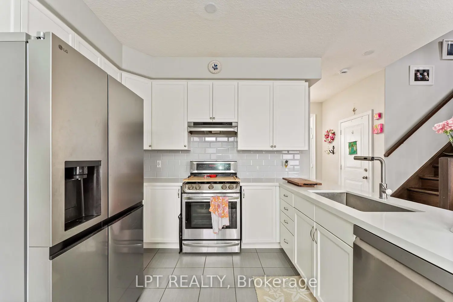82 Nathan Crescent photo 4