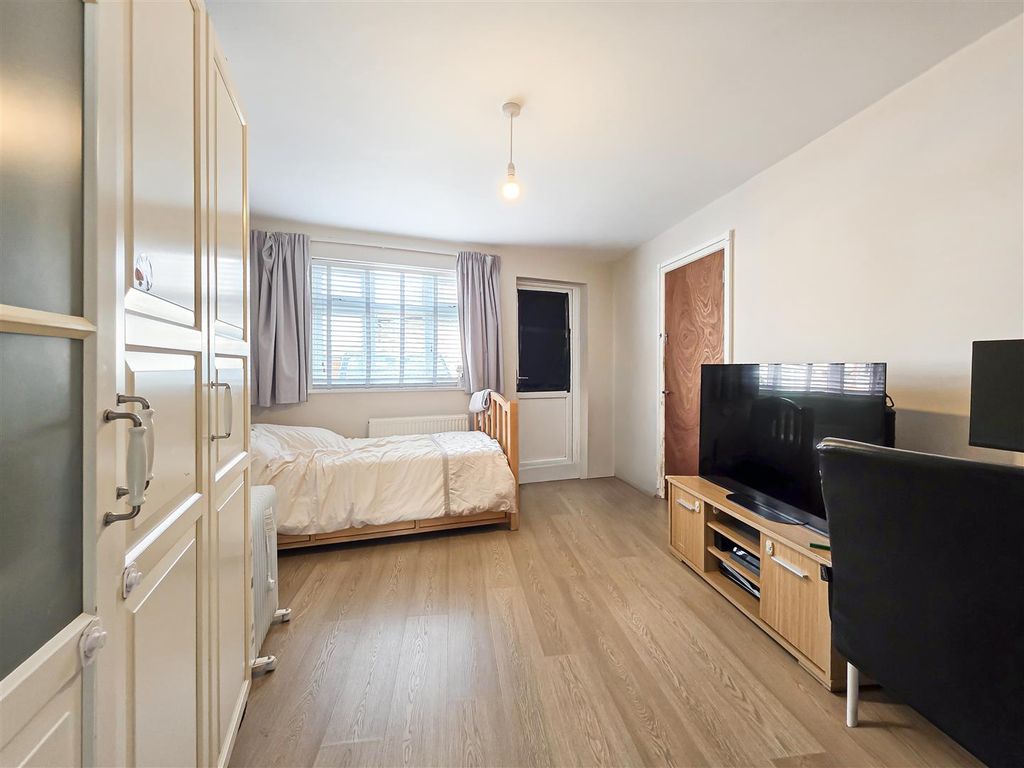 Additional image 10 of 4 bed semi-detached house for saleGledwood Gardens, Hayes UB4