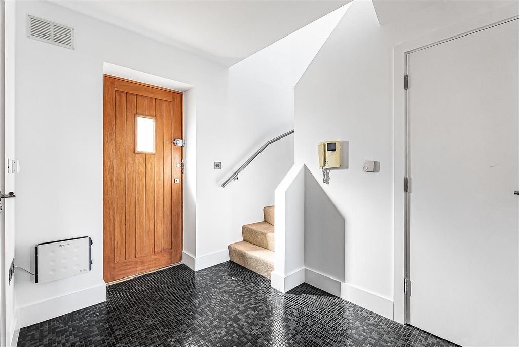 Additional image 5 of 2 bed flat for saleDolphin Yard, Maidenhead Street, Hertford SG14