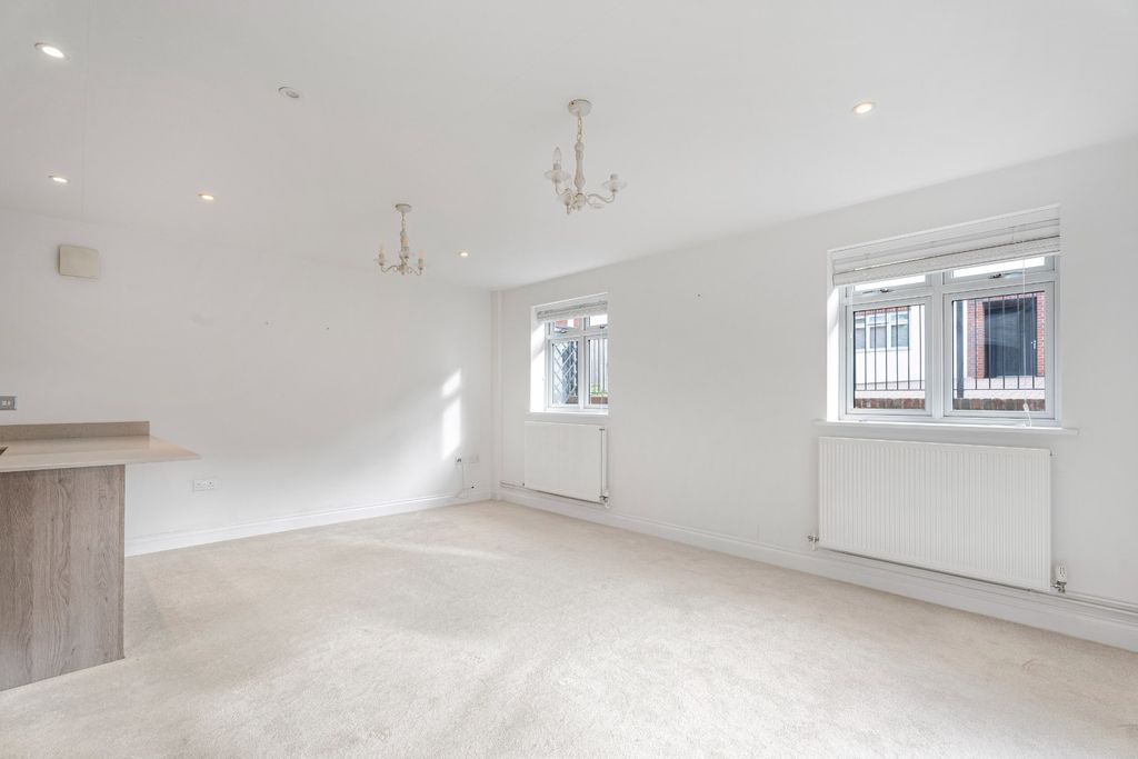 Additional image 4 of 2 bed flat for saleArden Grove, Harpenden AL5