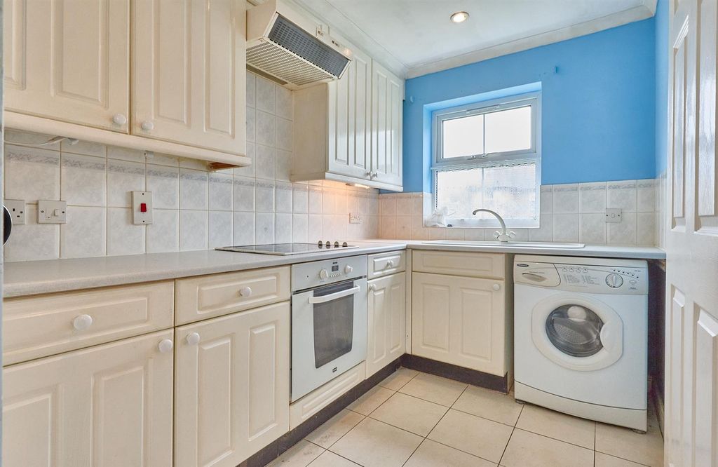1 bed flat for saleSt. Johns, Hinckley LE10 photo 2