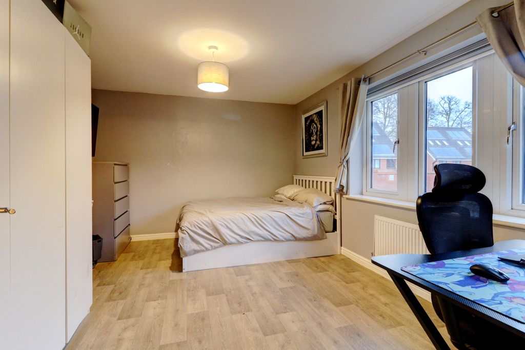 2 bed flat for saleTrinity Circle, High Wycombe, Buckinghamshire HP11 photo 5