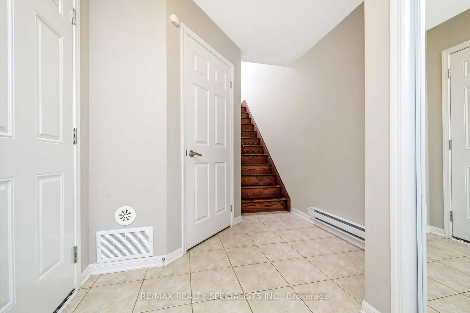 562 Pharo Point photo 2