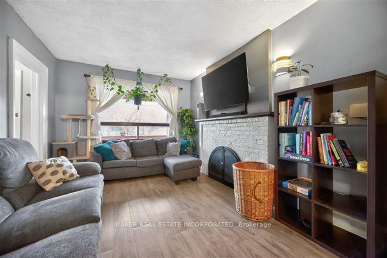 1867 Dufferin Street photo 3