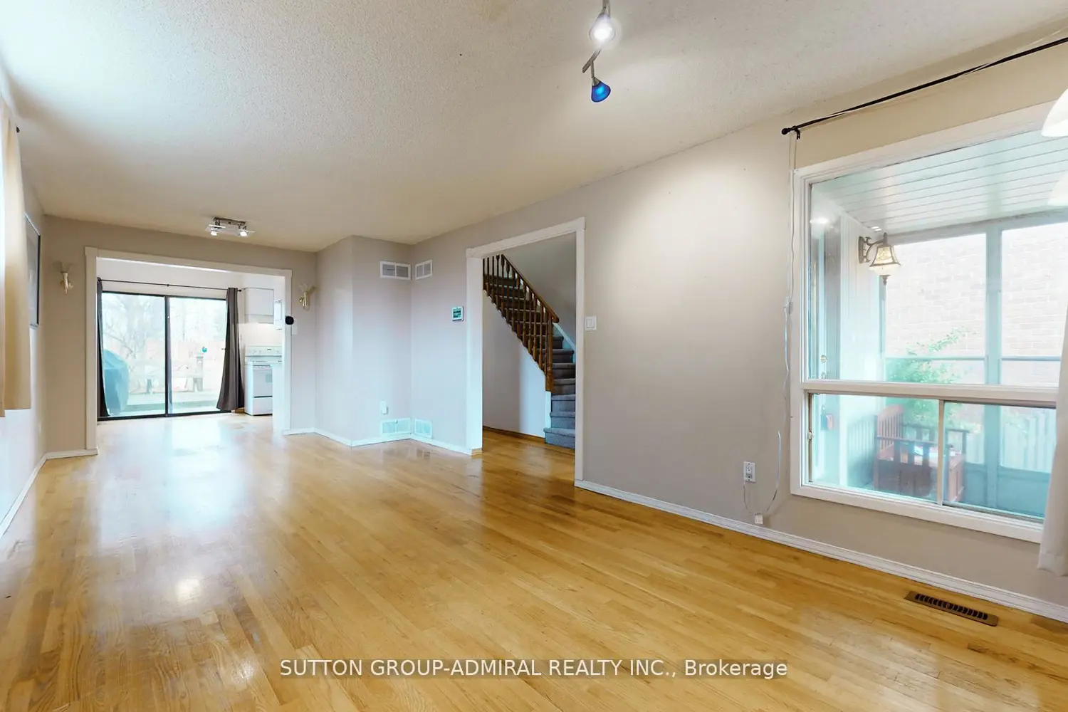 93 Patrice Crescent photo 3