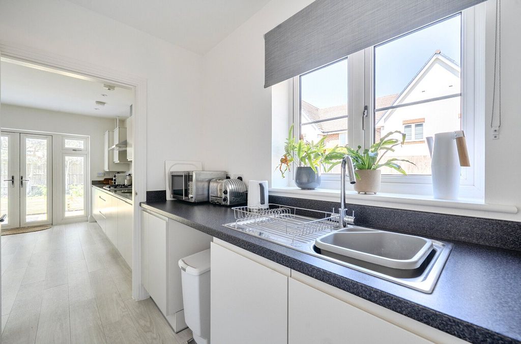 Additional image 13 of 5 bed detached house for saleUnwin Close, Hook, Hampshire RG27