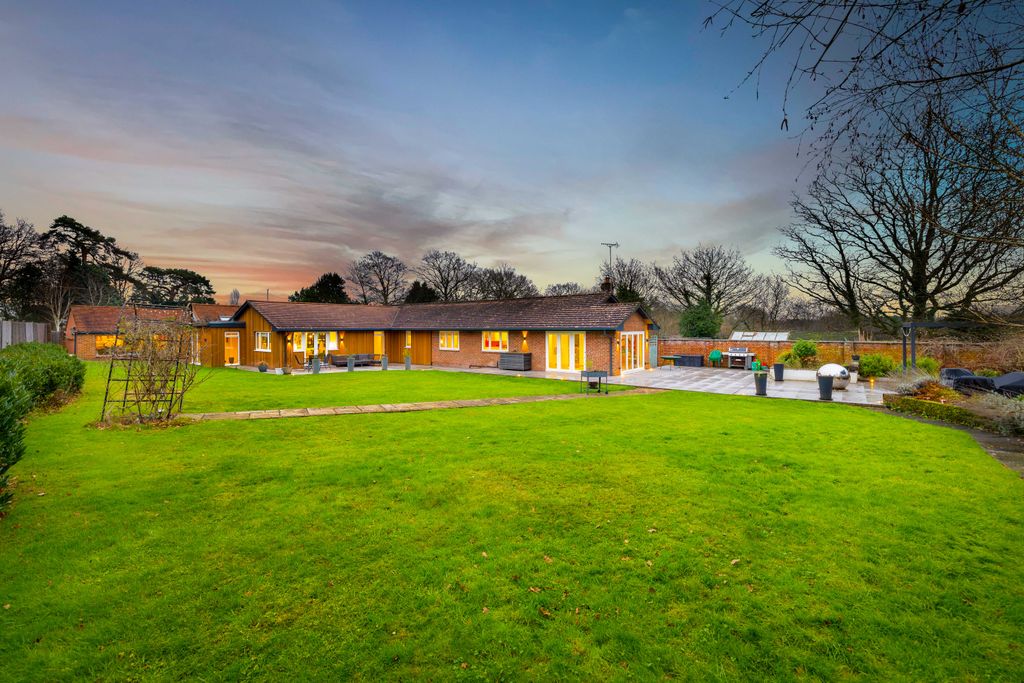 5 bed detached bungalow for saleRef: Sm - Reigate Road, Hookwood RH6