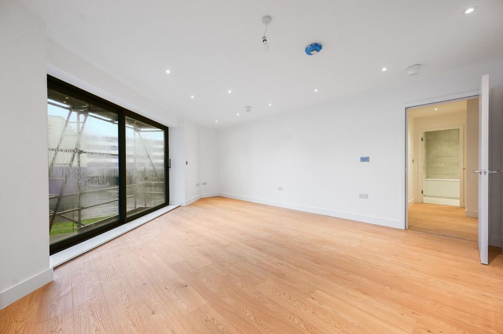 Additional image 2 of 2 bed flat for salePrince Regent Road, Hounslow TW3