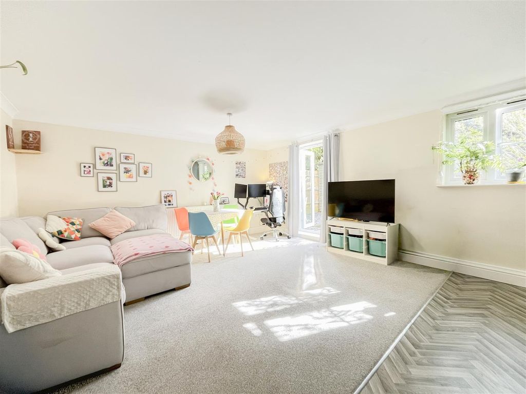 2 bed flat for saleStation Road, Heathfield TN21 photo 5