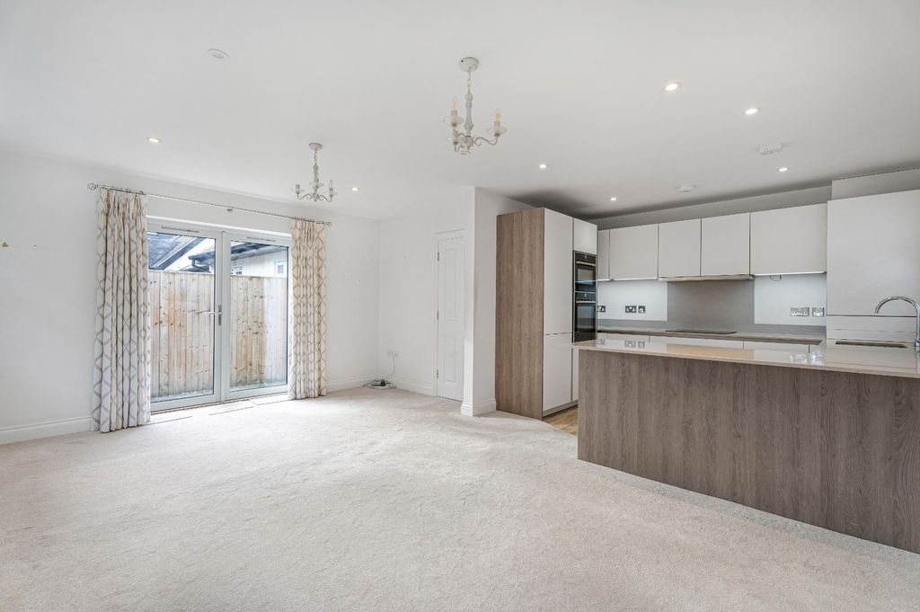Additional image 2 of 2 bed flat for saleArden Grove, Harpenden AL5