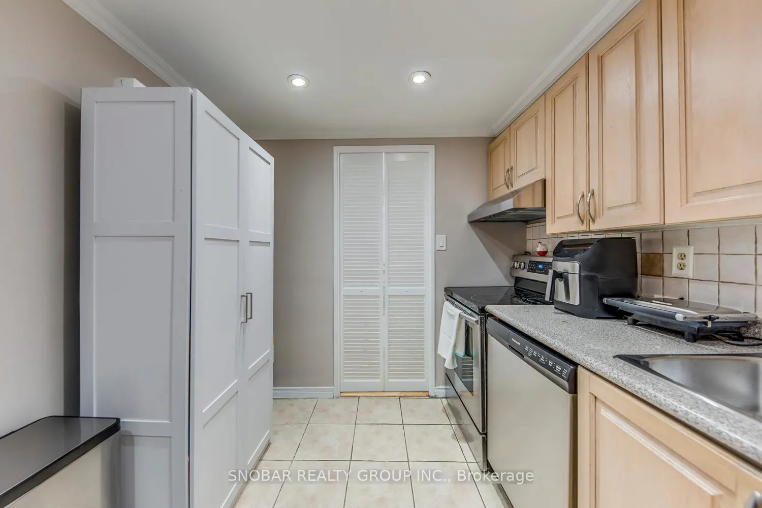 11 Wincott Drive 810 photo 3