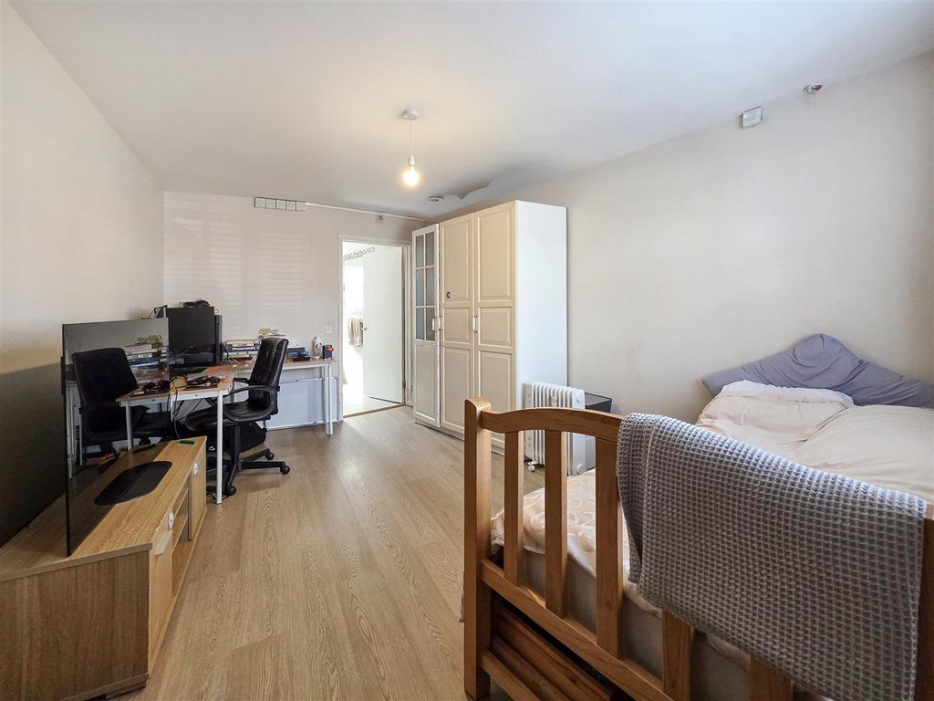 Additional image 11 of 4 bed semi-detached house for saleGledwood Gardens, Hayes UB4