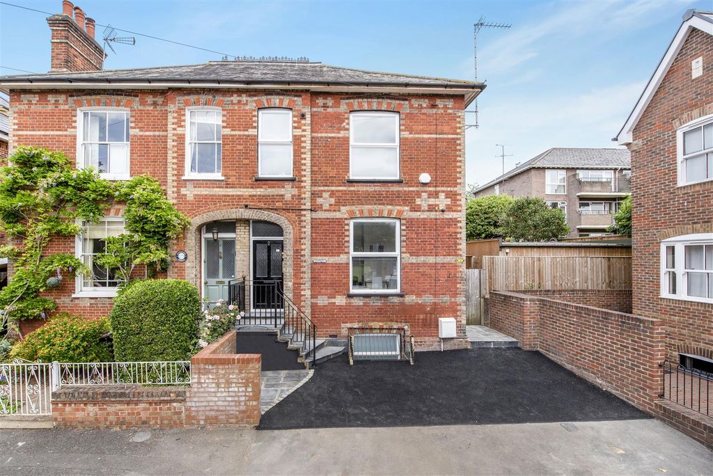 9 bed semi-detached house for saleWalk Of Station, High Wycombe HP13