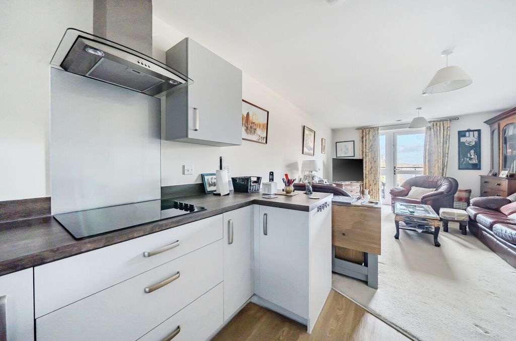 Additional image 9 of 2 bed flat for saleStation Road, Hook, Hampshire RG27