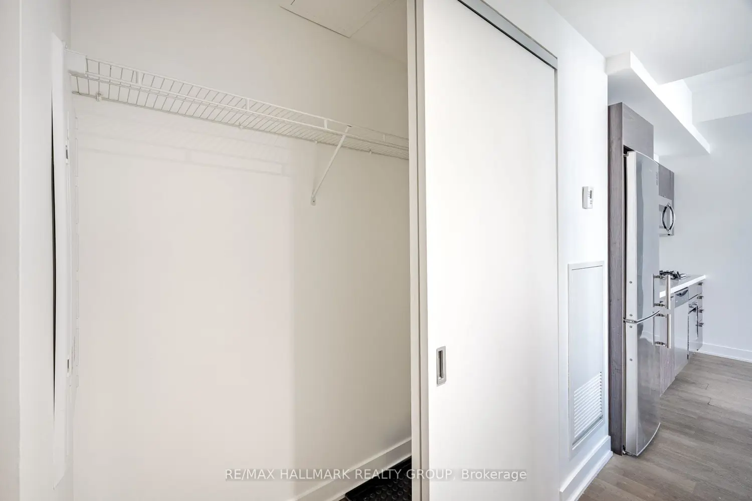 203 Catherine Street 710 photo 3