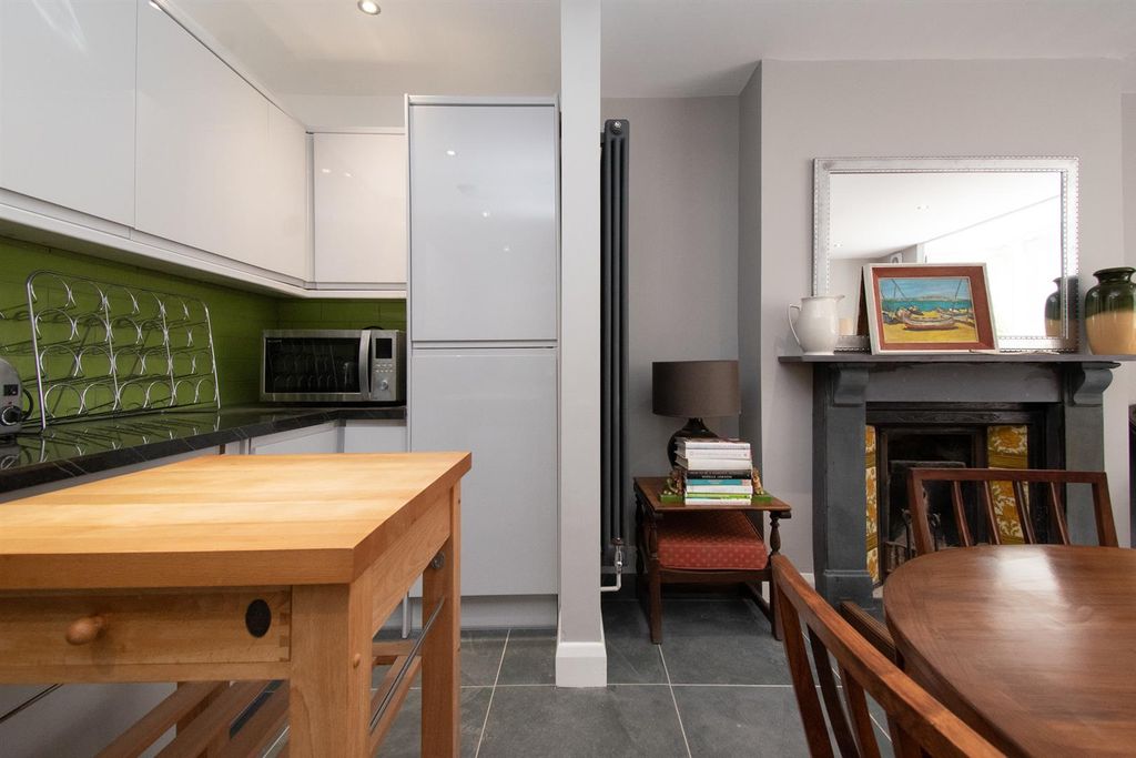 2 bed flat for saleThe Mount, St. Leonards-On-Sea TN38 photo 4