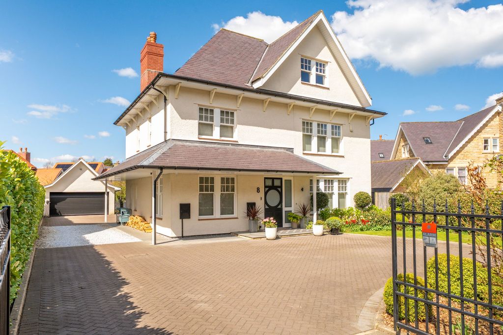 5 bed detached house for saleSussex Avenue, Harrogate HG1