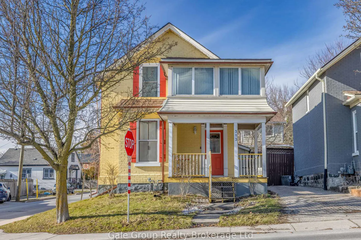 313 Simcoe Street