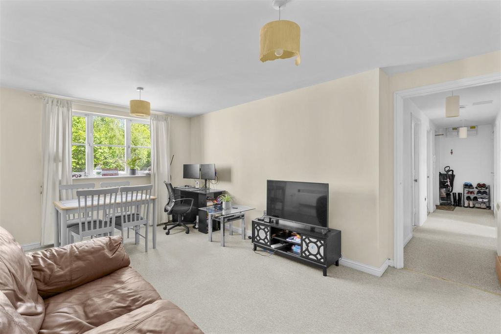 2 bed flat for salePrinces Gate, High Wycombe HP13 photo 3