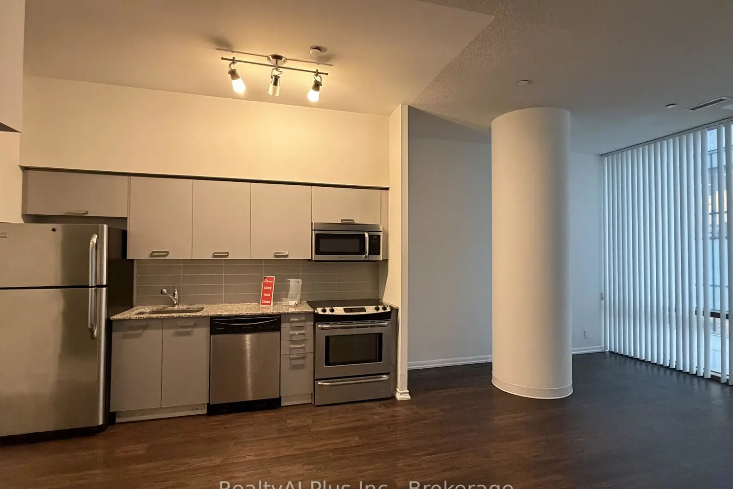832 Bay Street 213 photo 4