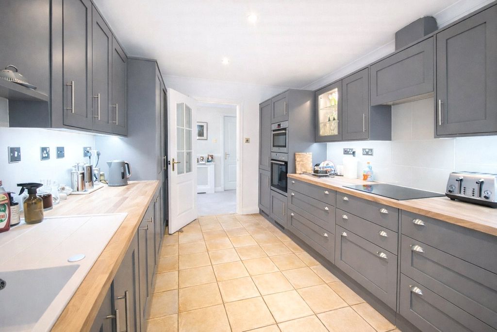 Additional image 4 of 2 bed flat for saleShottermill Park, Hindhead Road, Haslemere, Surrey GU27
