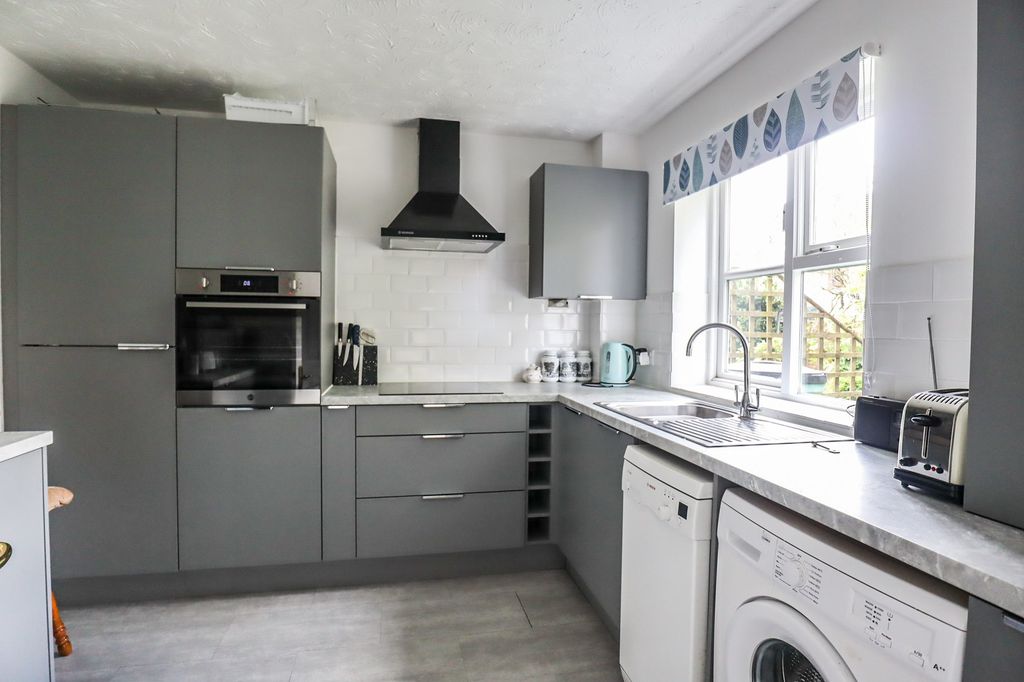 Additional image 2 of 2 bed flat for saleSun Lane, Harpenden AL5