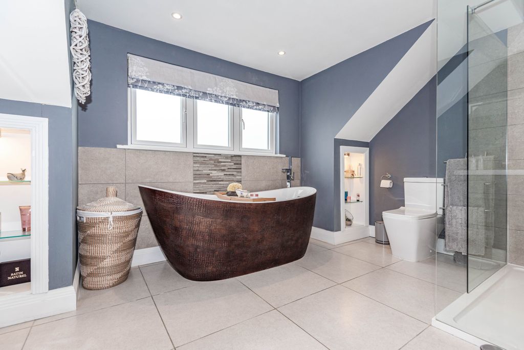 Additional image 24 of 4 bed detached house for saleAvenue Road, Dobbs Weir, Hoddesdon EN11